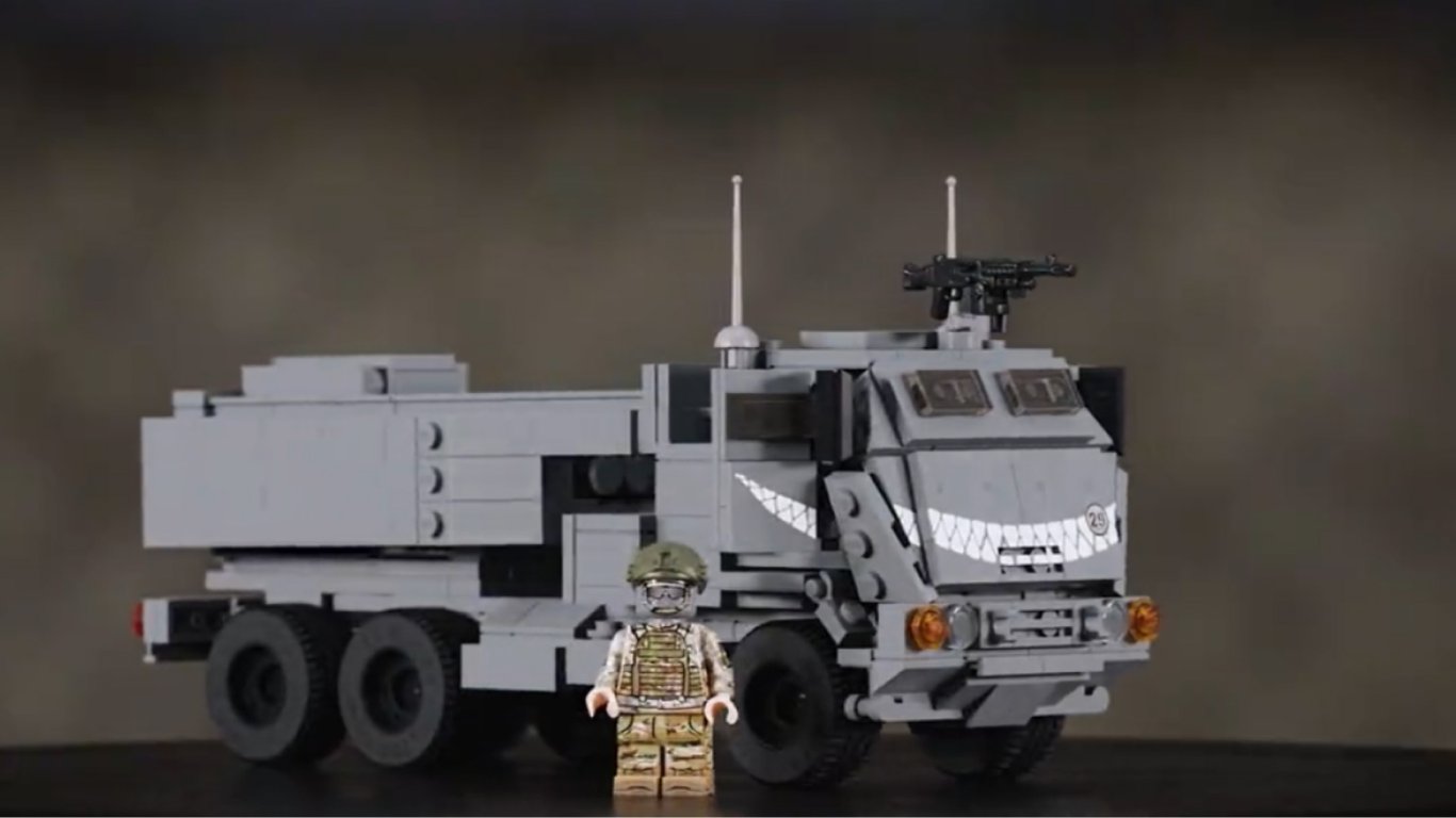 LEGO представила уникальную модель с украинским солдатом возле HIMARS