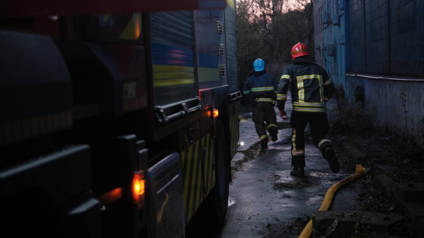 У Києві безпілотник влетів у багатоповерхівку