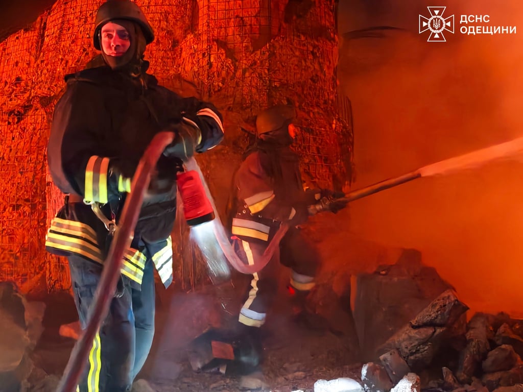 Рятувальники на місці влучання