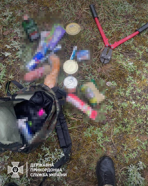 Вилучені речі чоловіків. Фото: ДПСУ