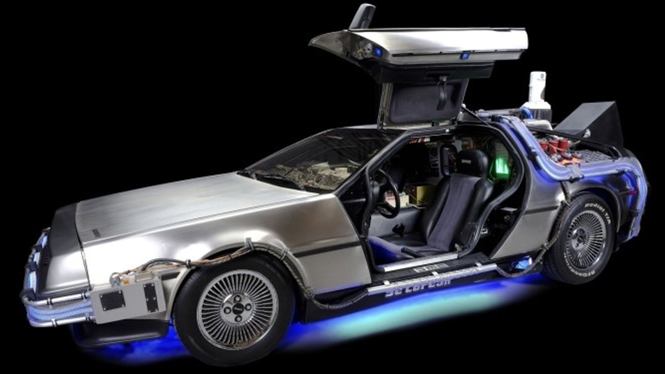 DeLorean из фильма "Назад в будущее" ушел с молотка: за сколько продали