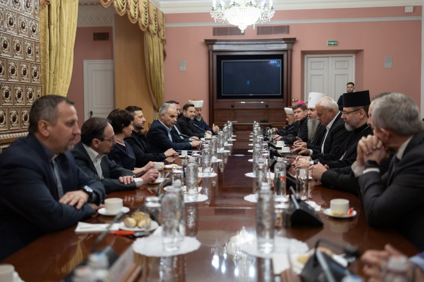 Зеленський зустрівся з членами Всеукраїнської ради церков