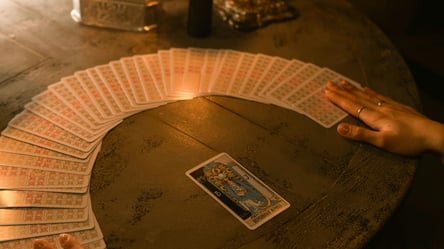 Суд у РФ визнав карту Таро пропагандою — як покарали ворожку - 285x160