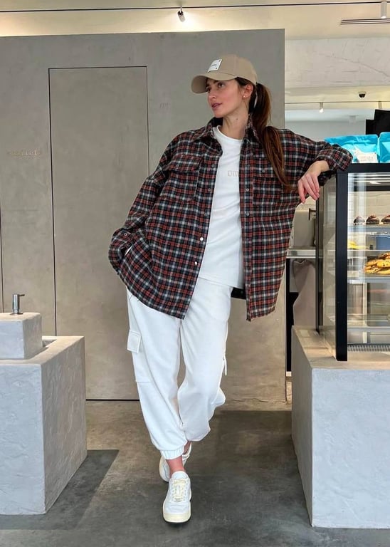 Легкий образ з сорочкою для теплої погоди