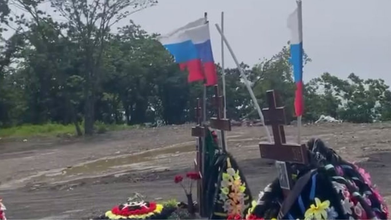 На российских кладбищах уничтожают флаги "вагнеровцев" и РФ