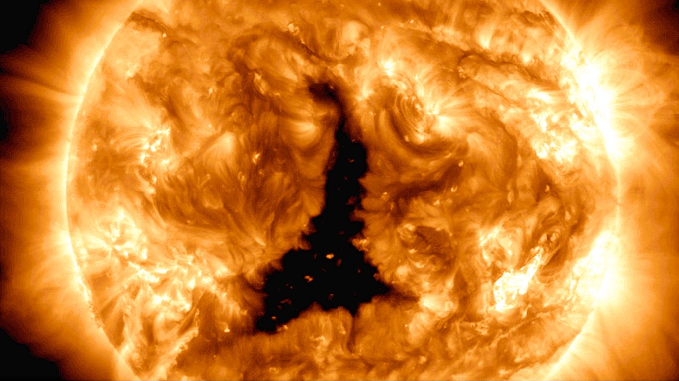 На Солнце зафиксировали пятно больше Земли — стоит ли человечеству беспокоиться