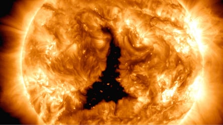 На Сонці помітили пляму майже вдесятеро більшу за Землю — що це означає для нас - 285x160