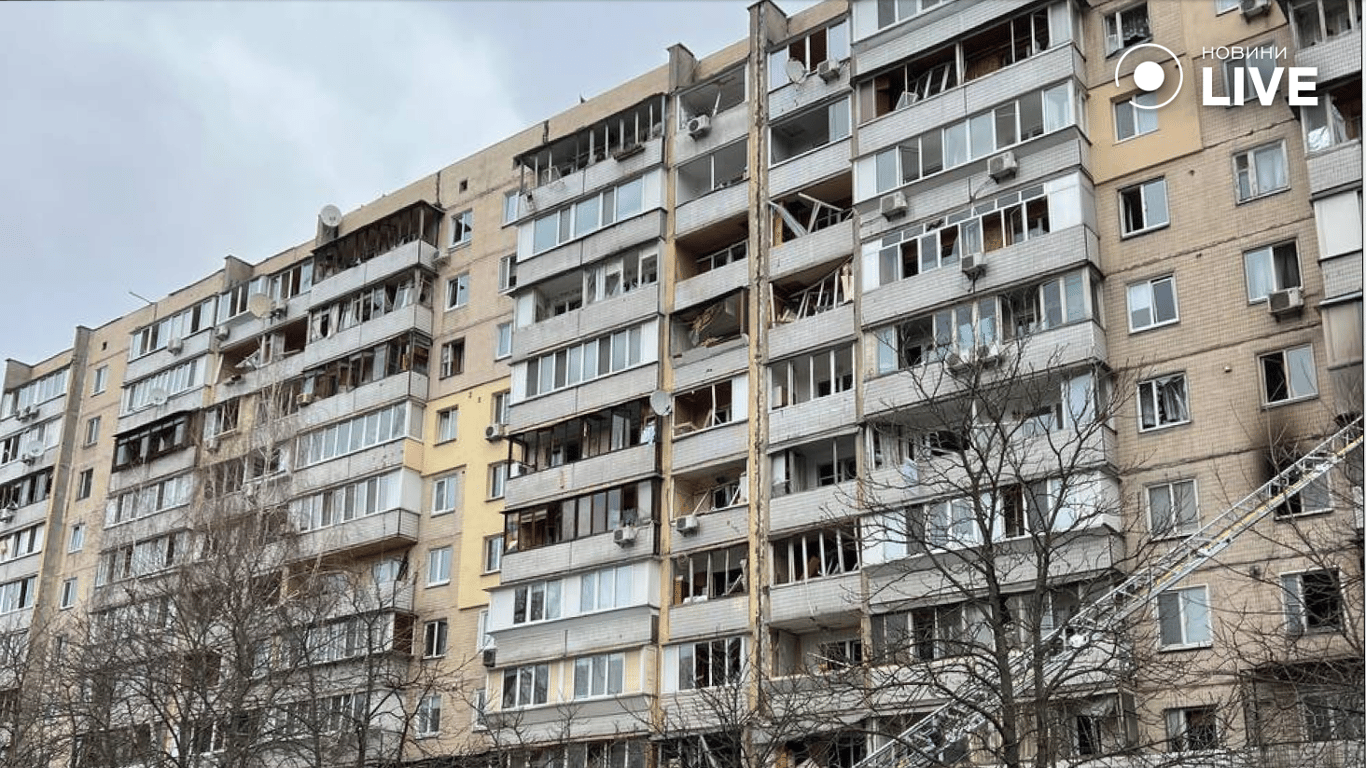 Ракетний удар по багатоповерхівці в Києві — в мережі показали момент влучання