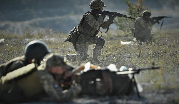Украинские военные штурмуют позиции оккупантов