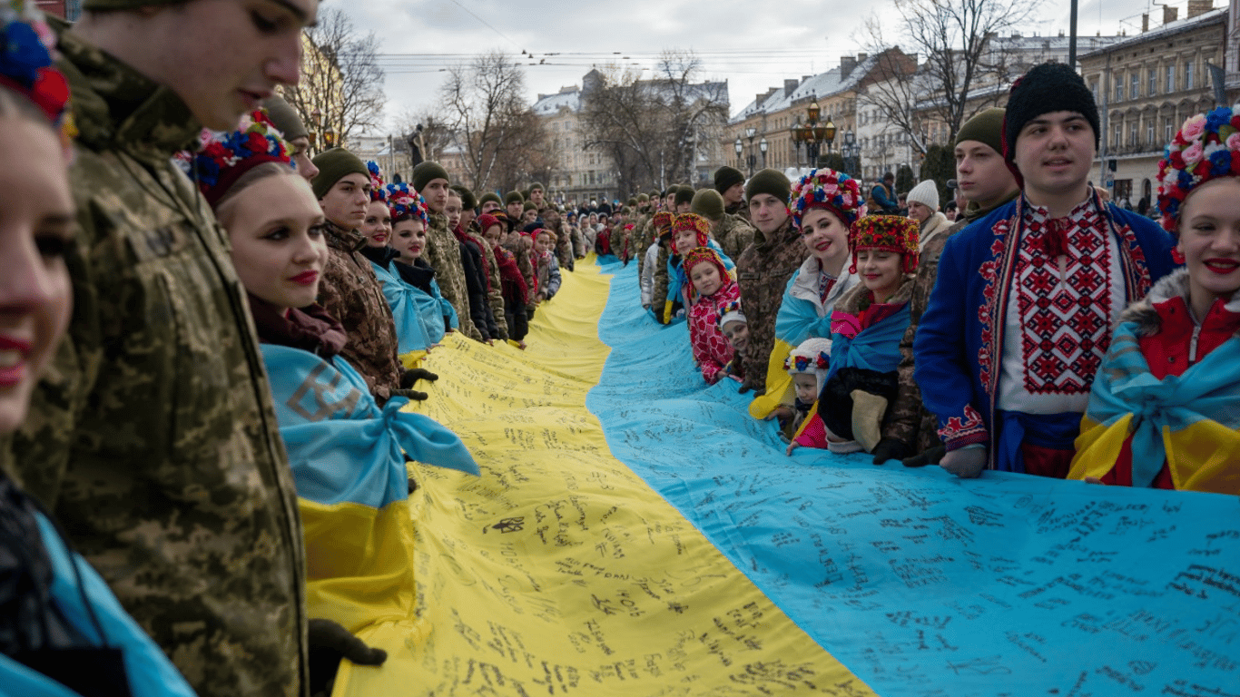 Национальный рекорд — во Львове развернули флаг с подписями 1448 граждан