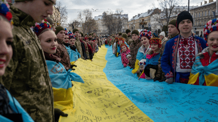 Національний рекорд — у Львові розгорнули прапор з підписами 1448 громадян - 285x160