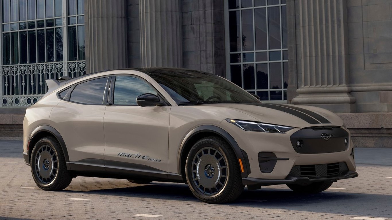 Сравнение электрокроссоверов Ford Mustang Mach-E и Hyundai Ioniq 5