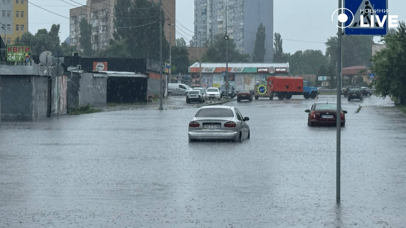 Затоплені вулиці та плаваючі автівки — негода у Києві 12 червня