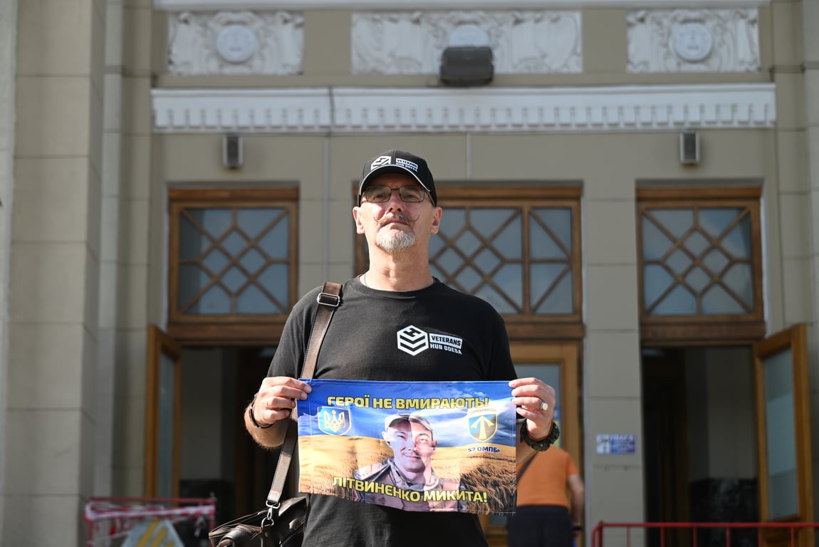 Одеса завмерла на хвилину, щоб вшанувати загиблих — фоторепортаж - фото 5