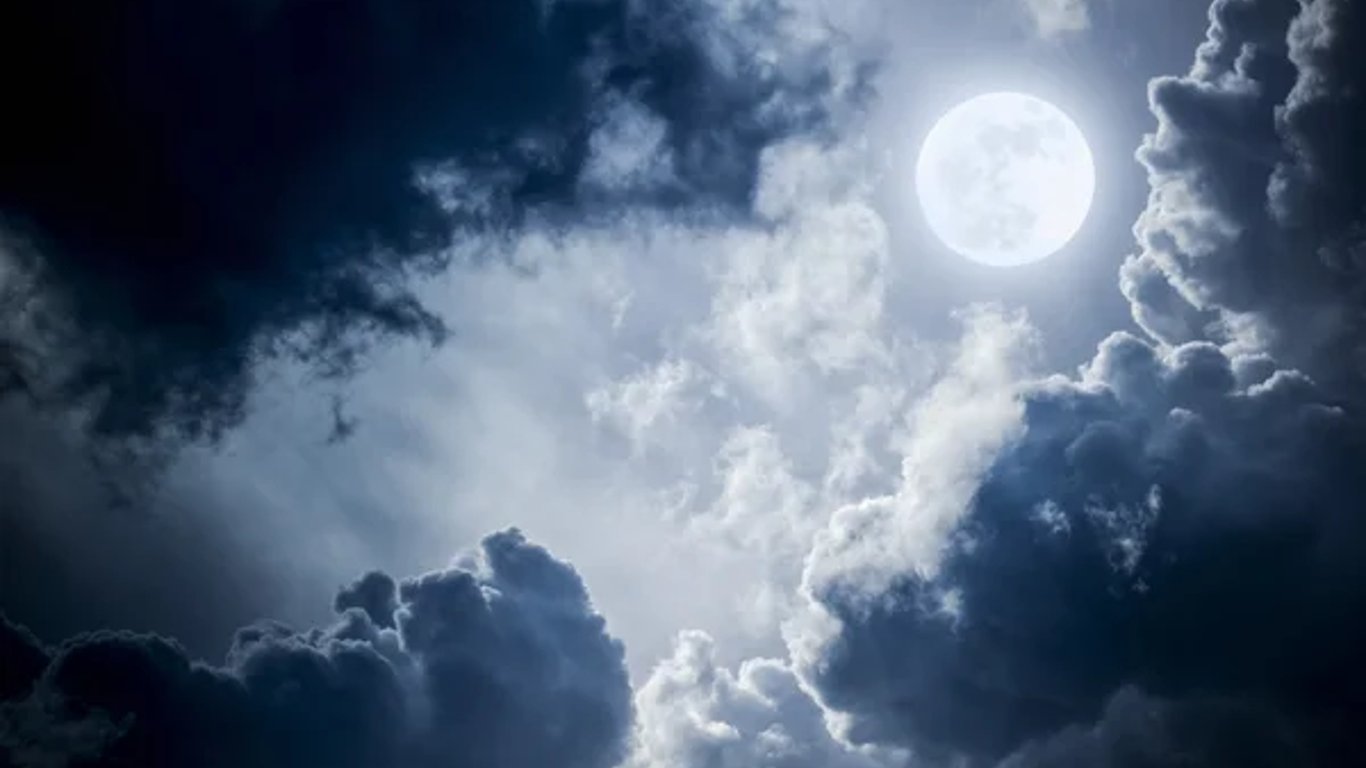 Над Україною зійде Блакитний Місяць: коли можна побачити унікальне явище