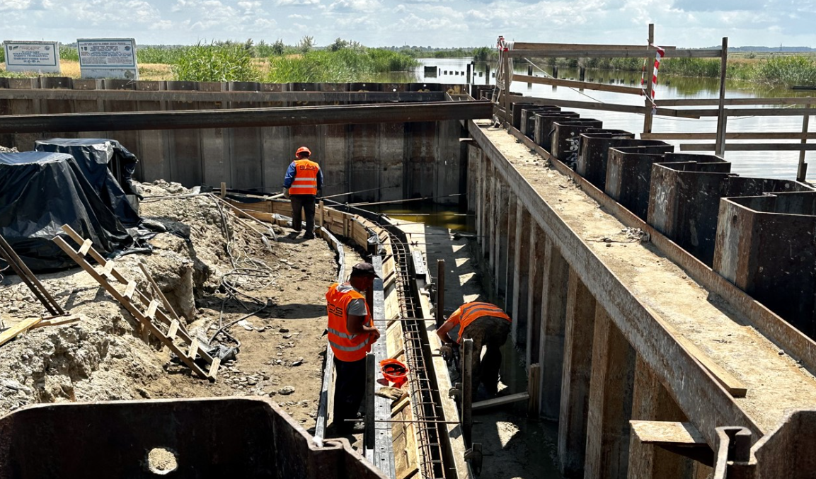 Ремонт моста через канал Кофа