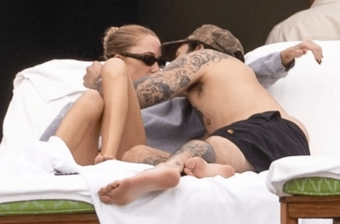 Бывшего мужа Арианы Гранде застали за поцелуями на курорте - фото 2