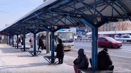 Переповнені зупинки і затори — Київ досі оговтується від негоди - 290x166