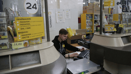 Сколько на самом деле получают почтальоны Укрпошты — оклады и премии - 304x171