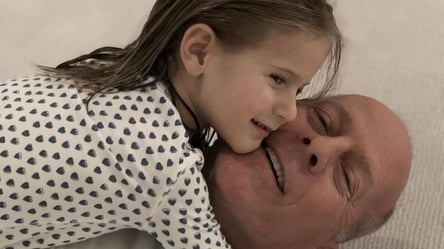 Дочери больного Брюса Уиллиса поделились редкими фото "любимого отца" - 285x160