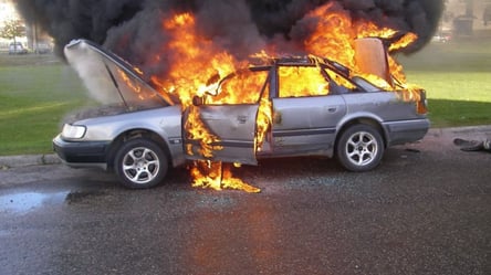 Підпали не припиняються — в Одесі знову горіла автівка - 285x160