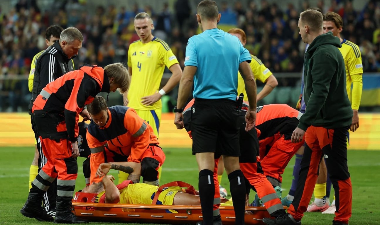 Олексія Гуцуляка забрали на ношах у матчі з Чехією