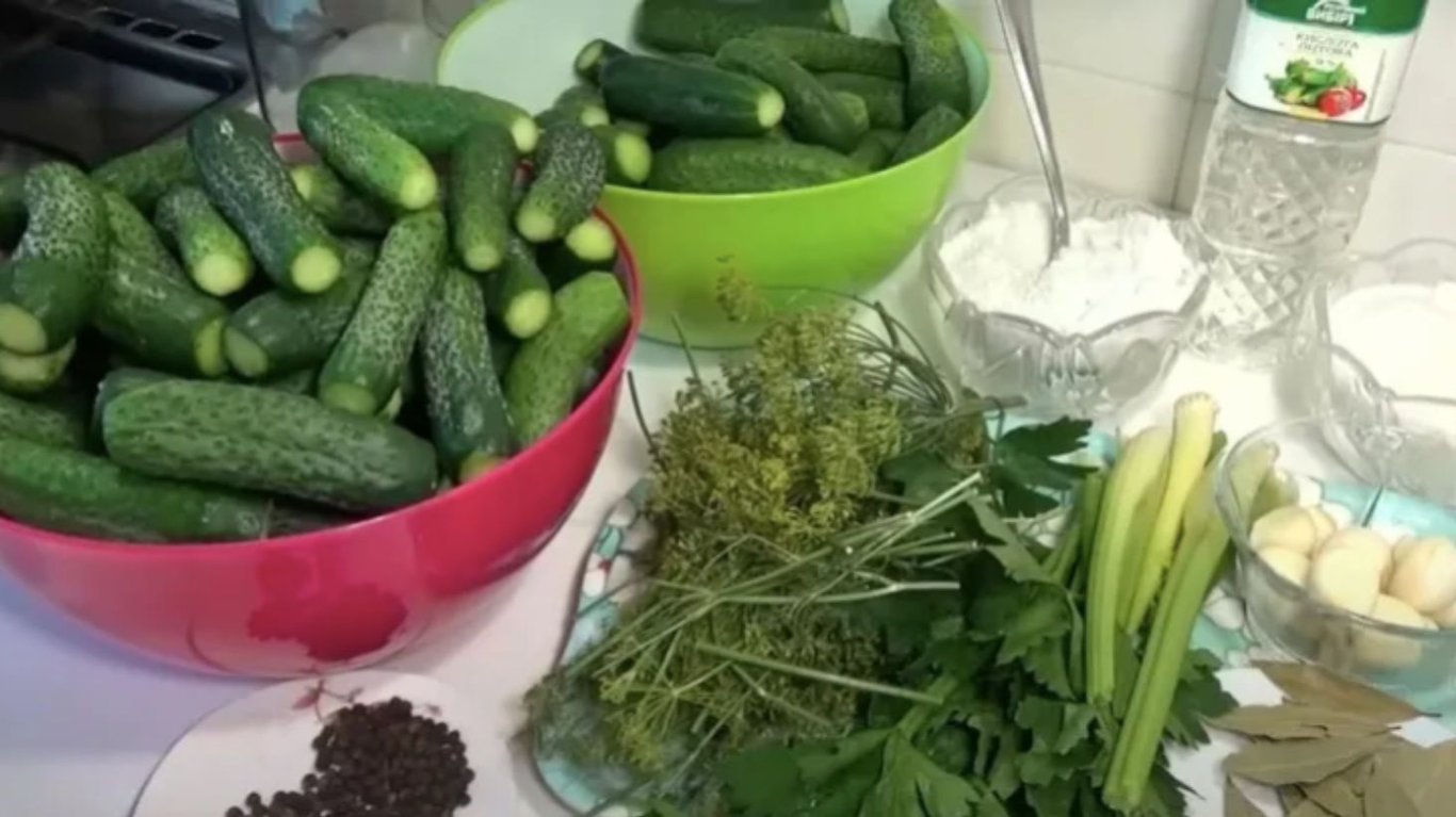 зелень та часник для огірків