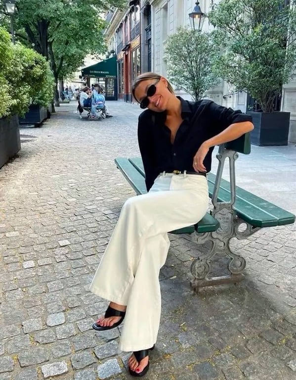 Білі джинси у поєднанні з чорною блузкою - найкращий тандем