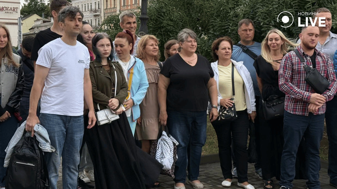 В Одесі біля Оперного з’явилося "Дзеркало Незалежності" - фото 2