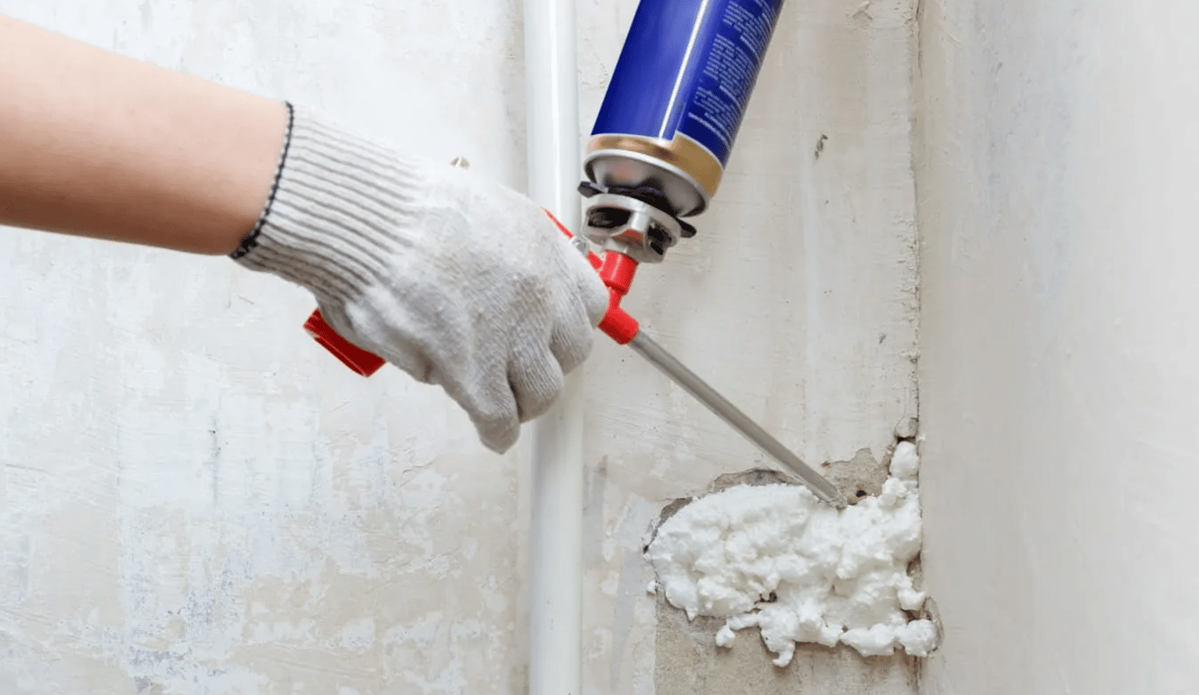 Процесс задувания отверстий строительной пеной