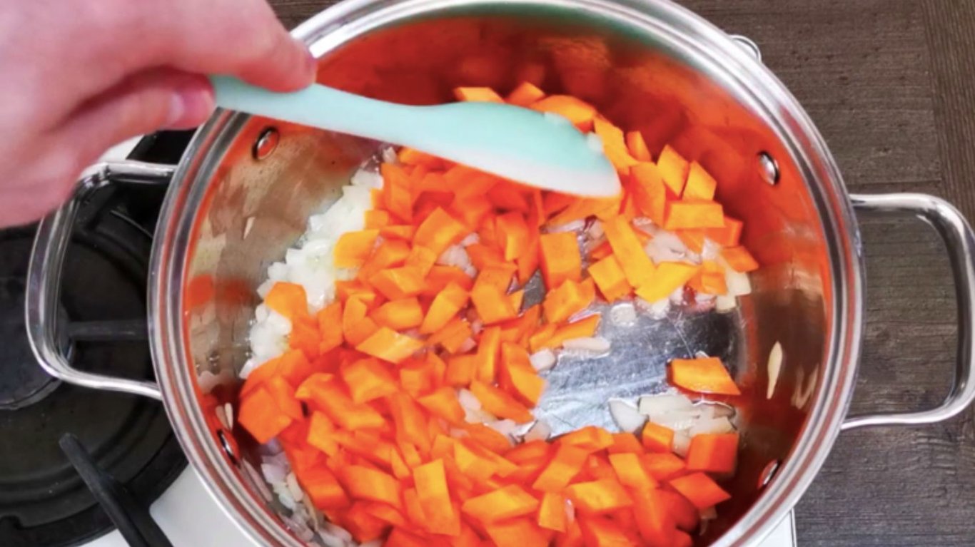 ситний суп із сочевицею, після якого навіть м'яса не хочеться