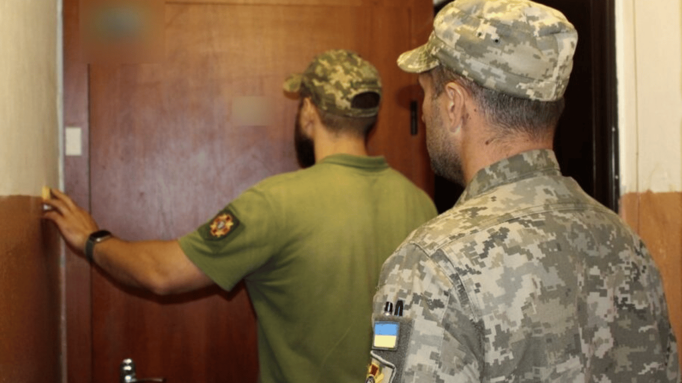 Мобілізація в Україні — чи можуть співробітники ТЦК вручати повістки прямо в квартирі