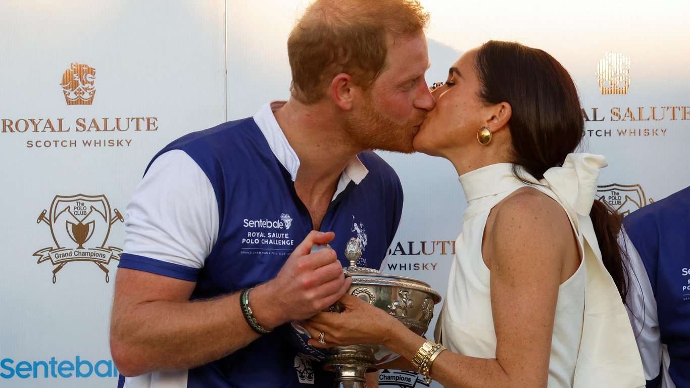 Солодка парочка — Меган Маркл у білосніжному вбранні зачарувала поцілунками з принцом Гаррі