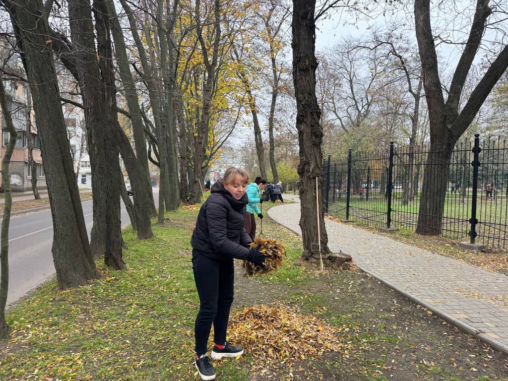 Дівчина прибирає в Одесі