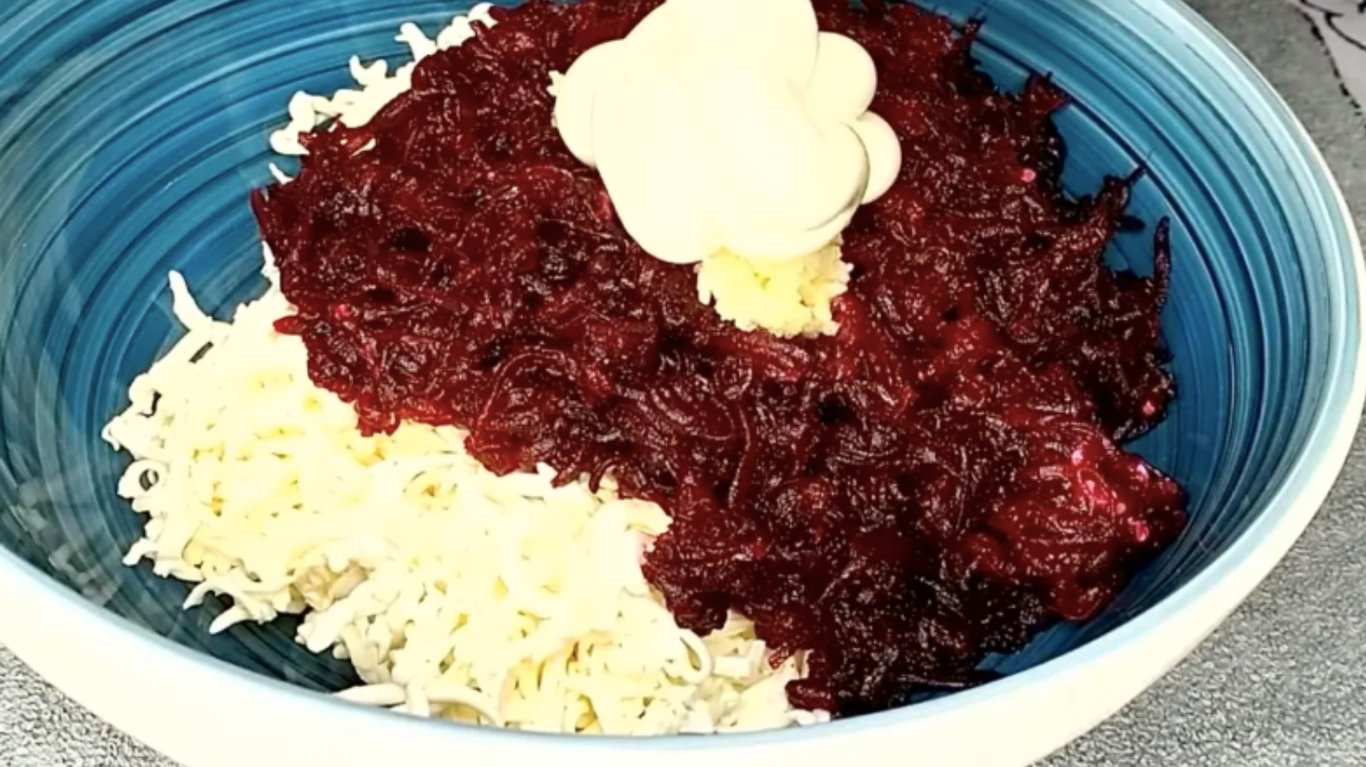 салат дружба з буряка, плавленого сиру та часнику