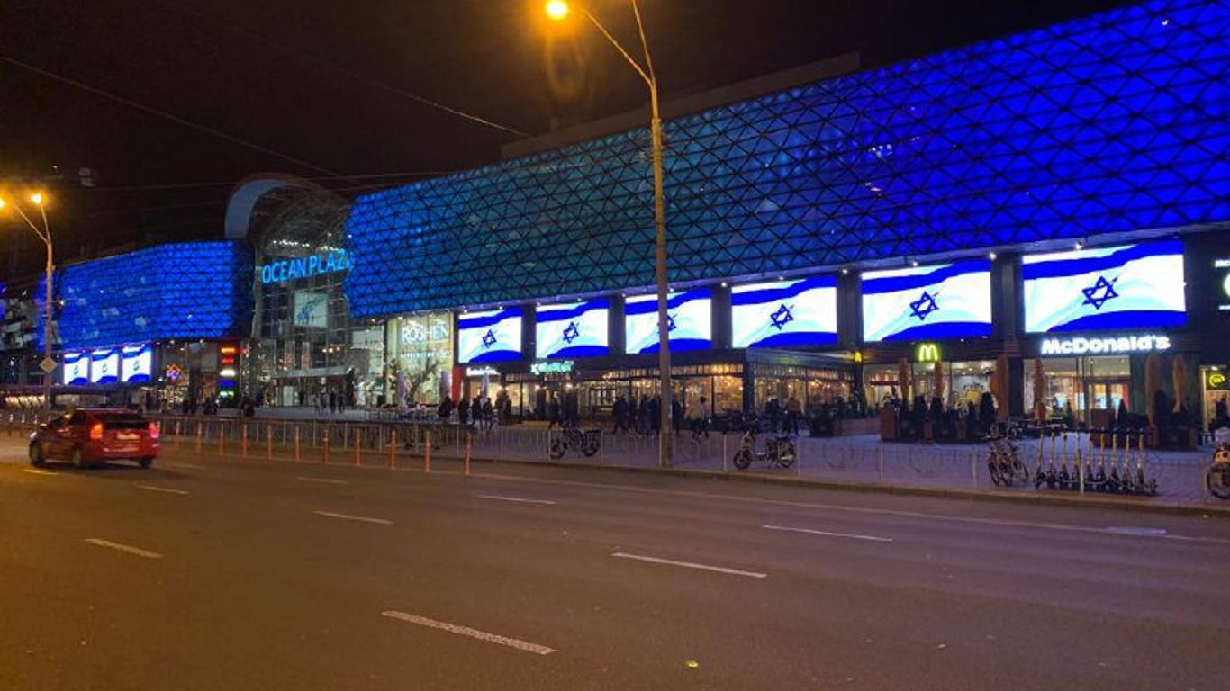 Вулиці Києва підсвітили кольорами ізраїльського прапора
