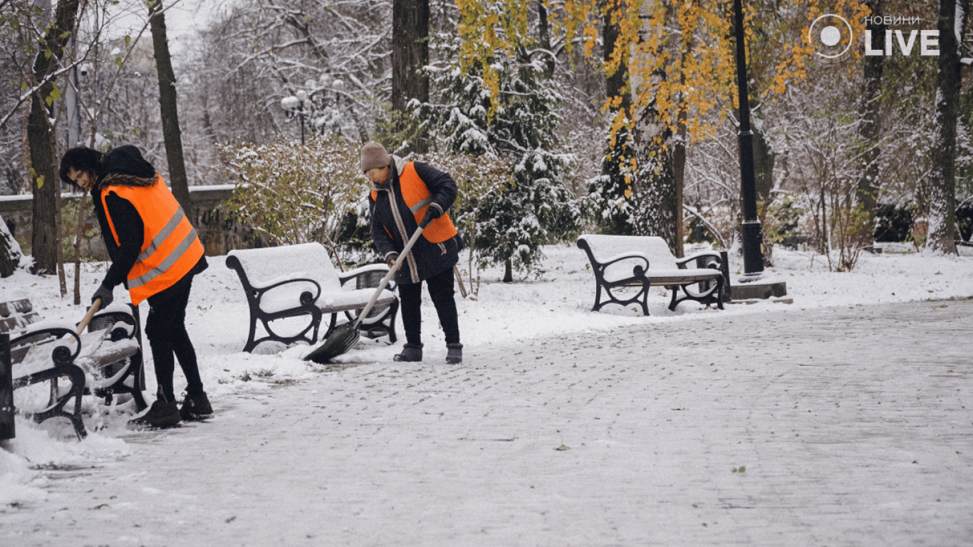 Скільки техніки та працівників залучено до прибирання снігу у Києві — дані від КМДА