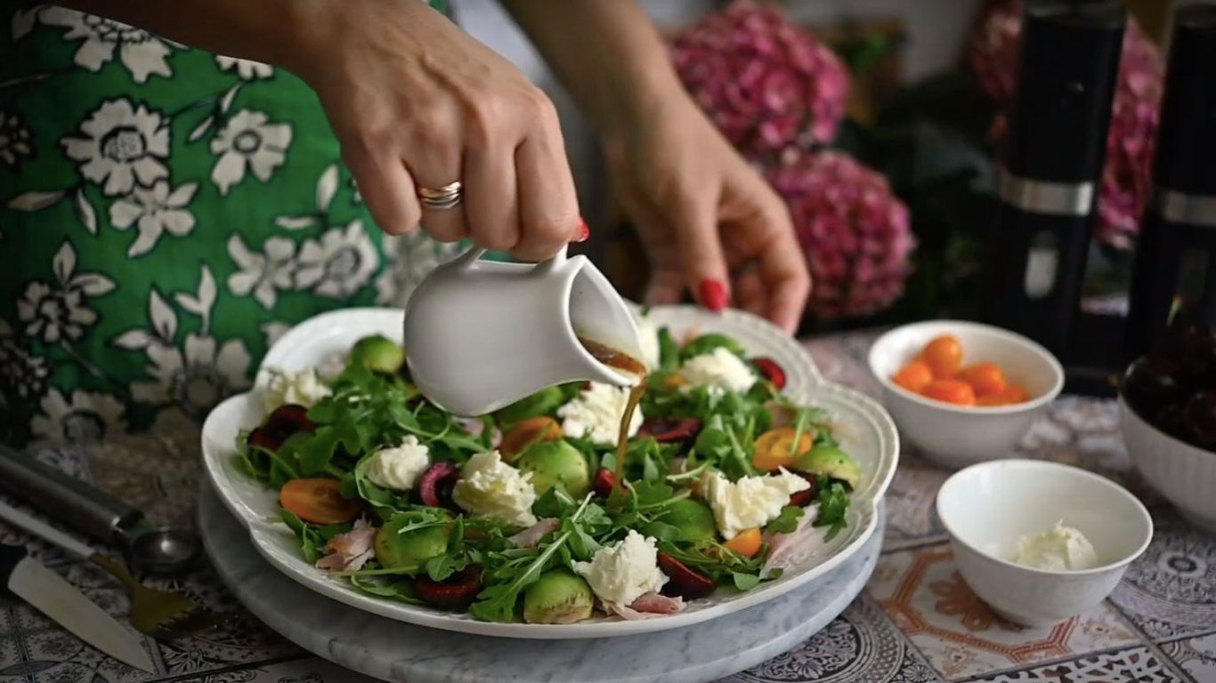 Салат с черешней, копченой курицей и авокадо — пошаговый рецепт