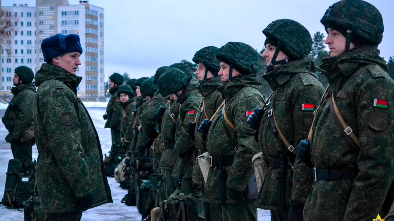 Білоруські військові тренуються переходити на воєнний стан — що це значить