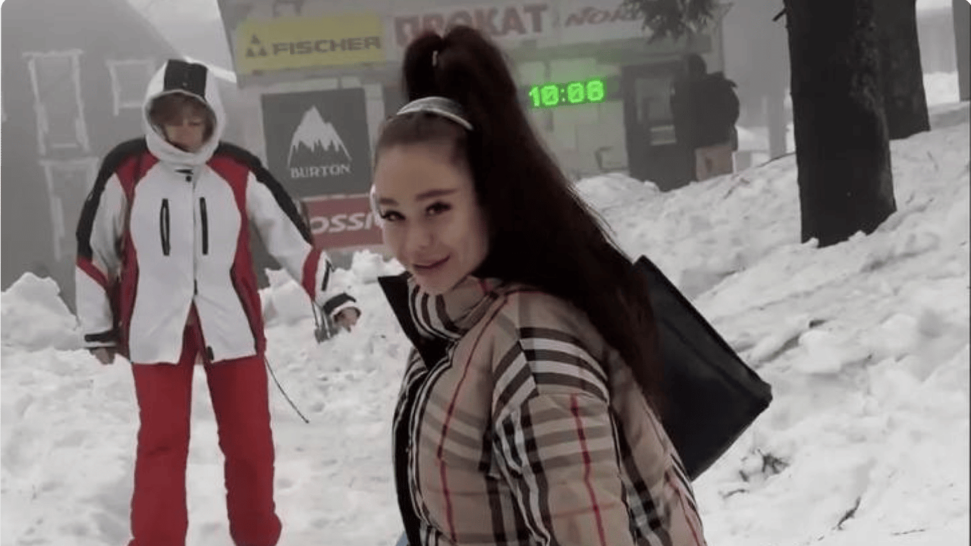 СБУ "наламала" новорічний відпочинок в Карпатах російській співачці — їде в сльозах в Москву