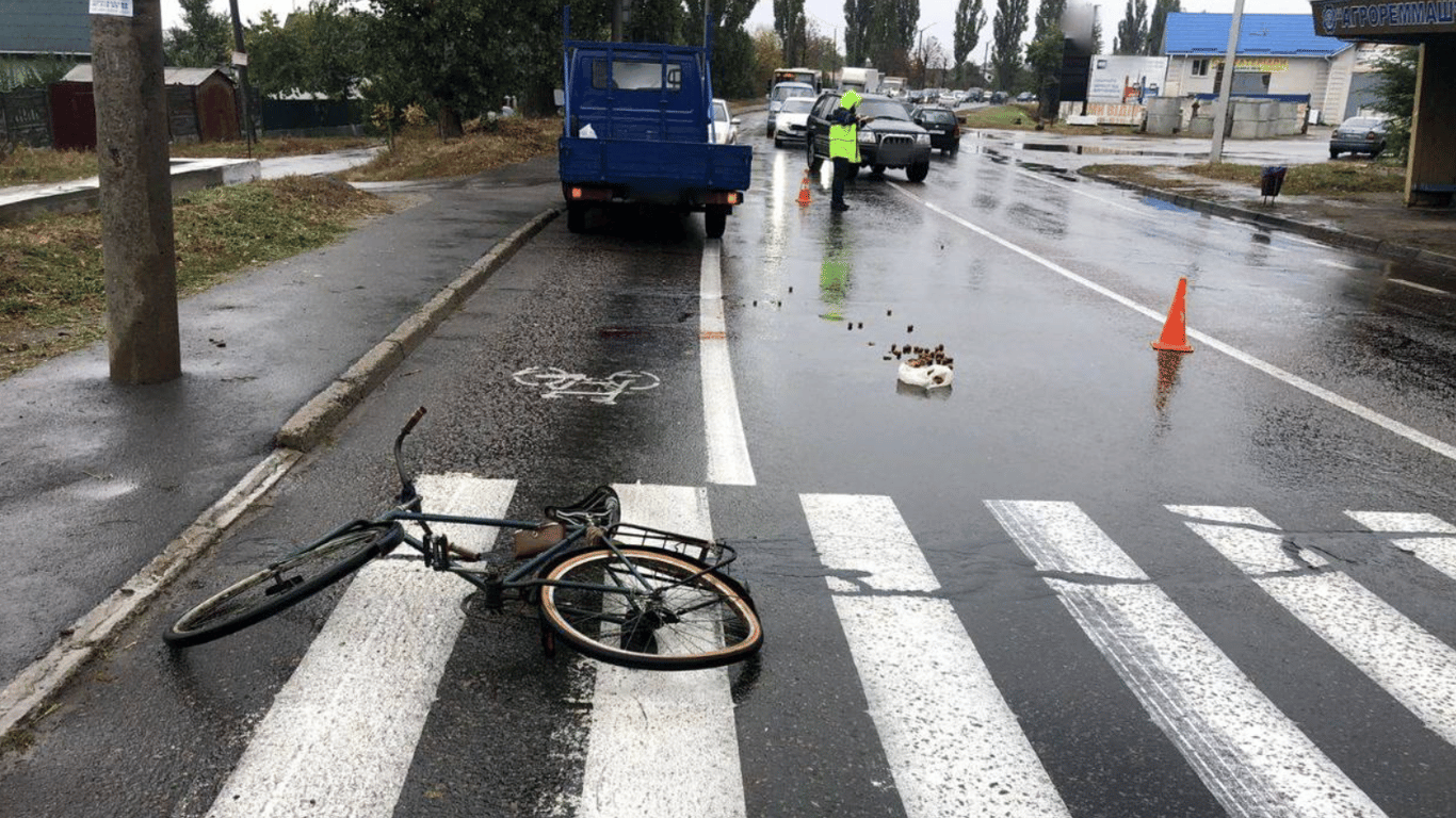 В Киевской области велосипедист попал под колеса грузовика
