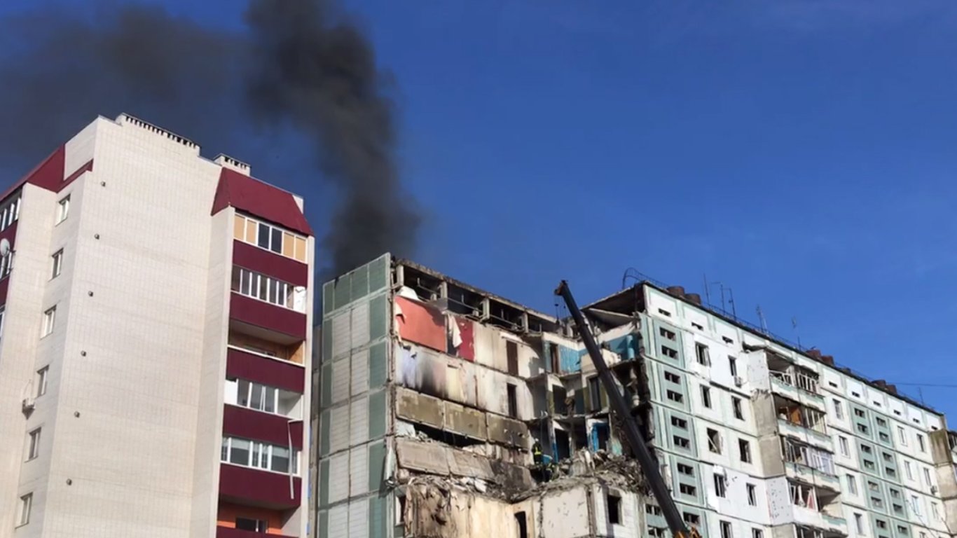 В Умани во время разбора завалов разрушенной многоэтажки снова вспыхнул пожар