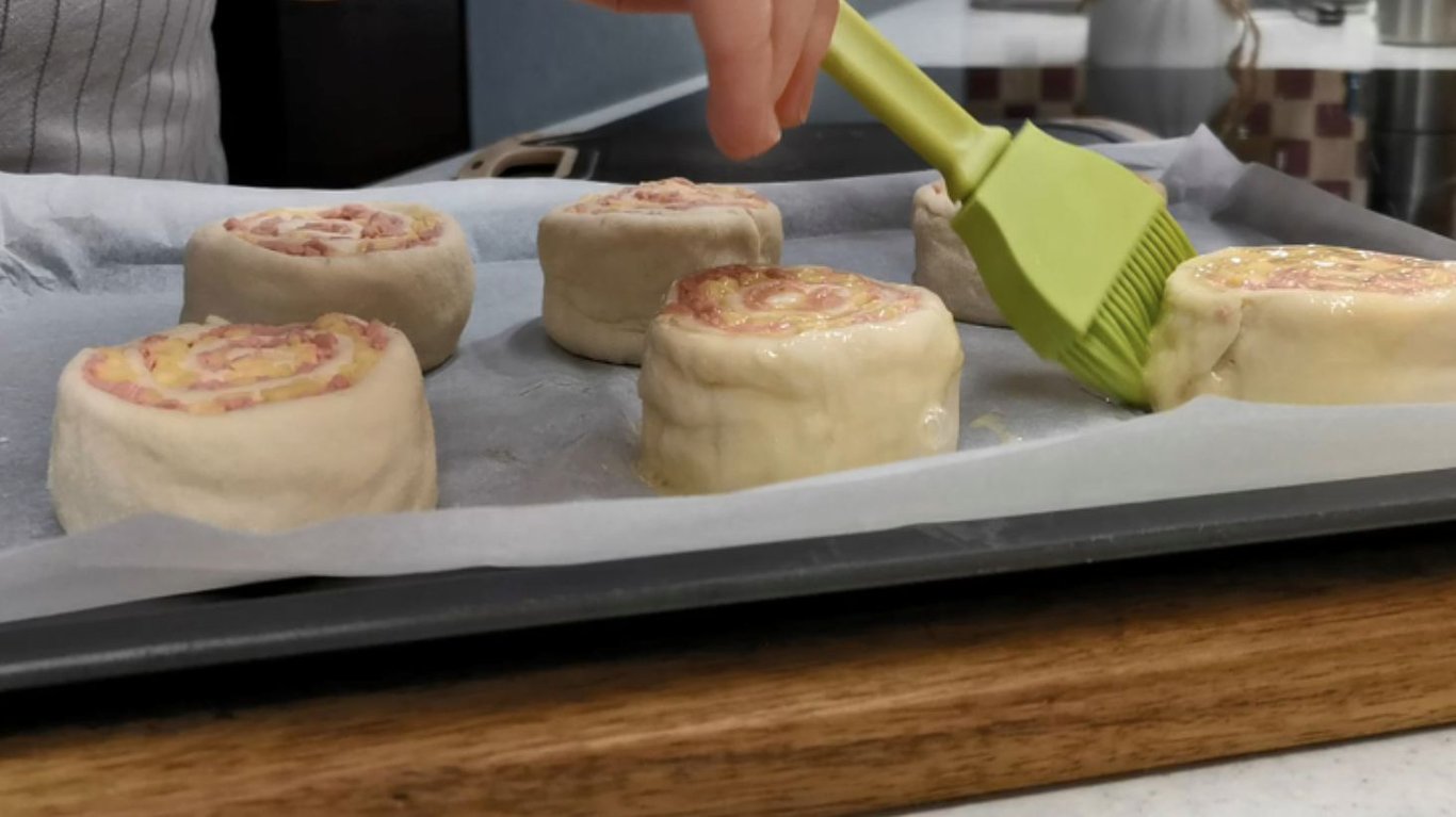 рецепт на сніданок булочки з сосисками з листкового тіста