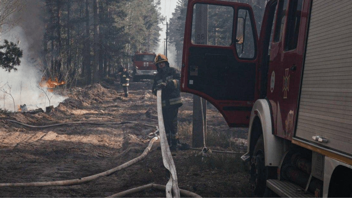 В Чернобыльской зоне бушует масштабный лесной пожар: пылает 1110 га