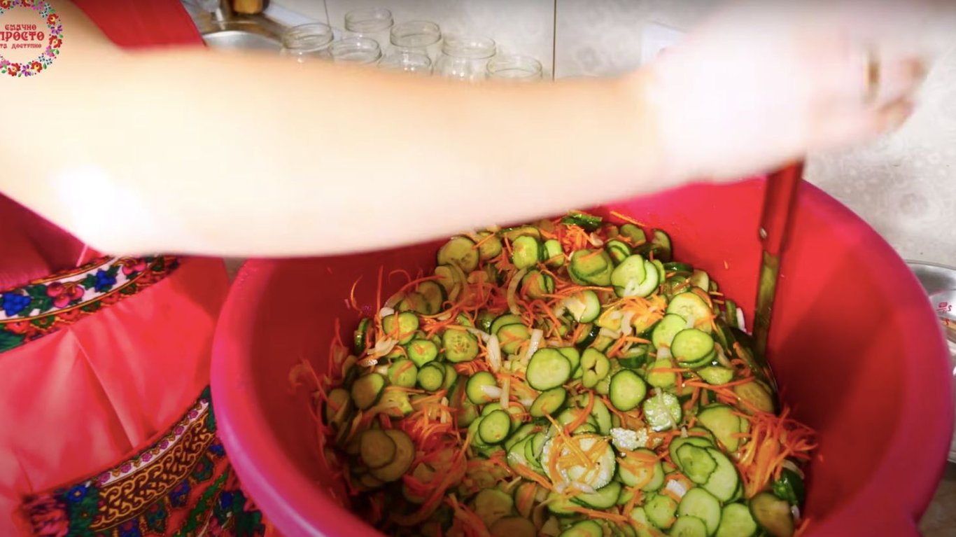 простий рецепт салату на зиму 