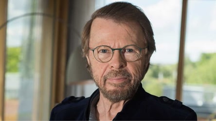 Гитарист группы ABBA поддержал украинцев у здания парламента Швеции - 285x160