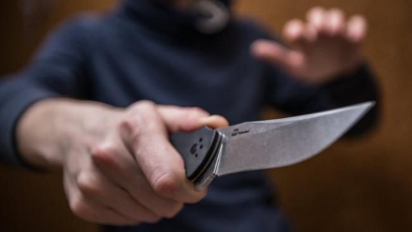 На Львовщине мужчина воткнул нож у своего гостя: детали инцидента