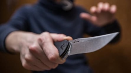 На Львівщині чоловік встромив ножа у свого гостя: деталі інциденту - 285x160