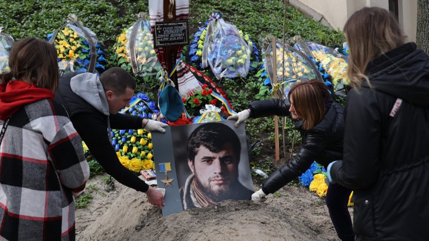 У Києві провели толоку-прибирання на Аскольдовій могилі