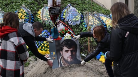 У Києві провели толоку-прибирання на Аскольдовій могилі - 285x160